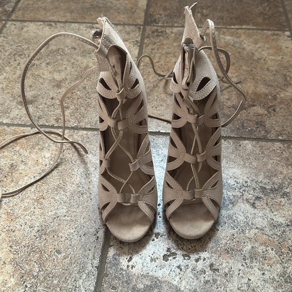 5 for $25- NWT 5.5 Nude Heels - Picture 2 of 4